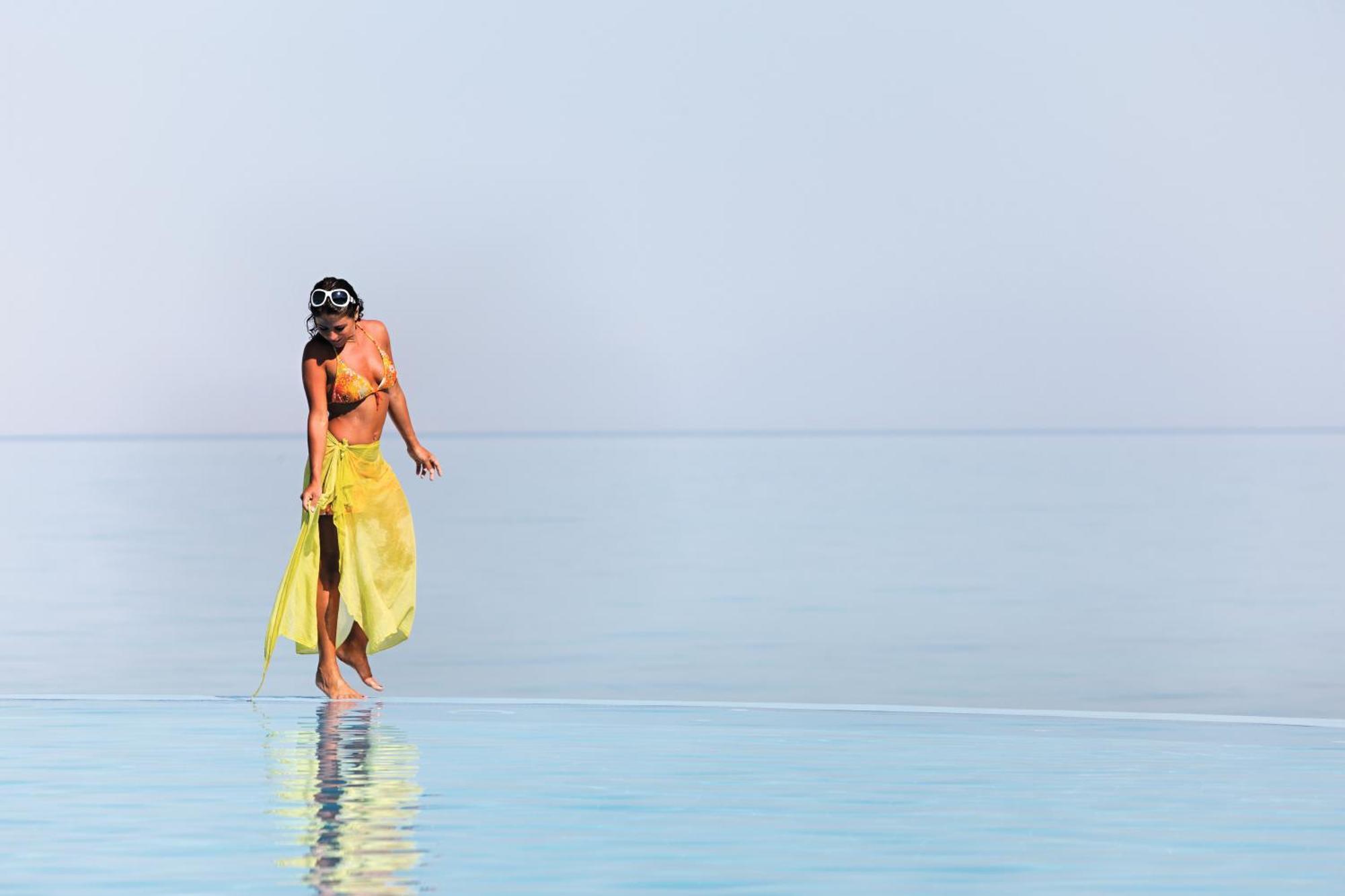 Moevenpick Resort El Sokhna Ain Sukhna Exterior photo A woman in a sarong
